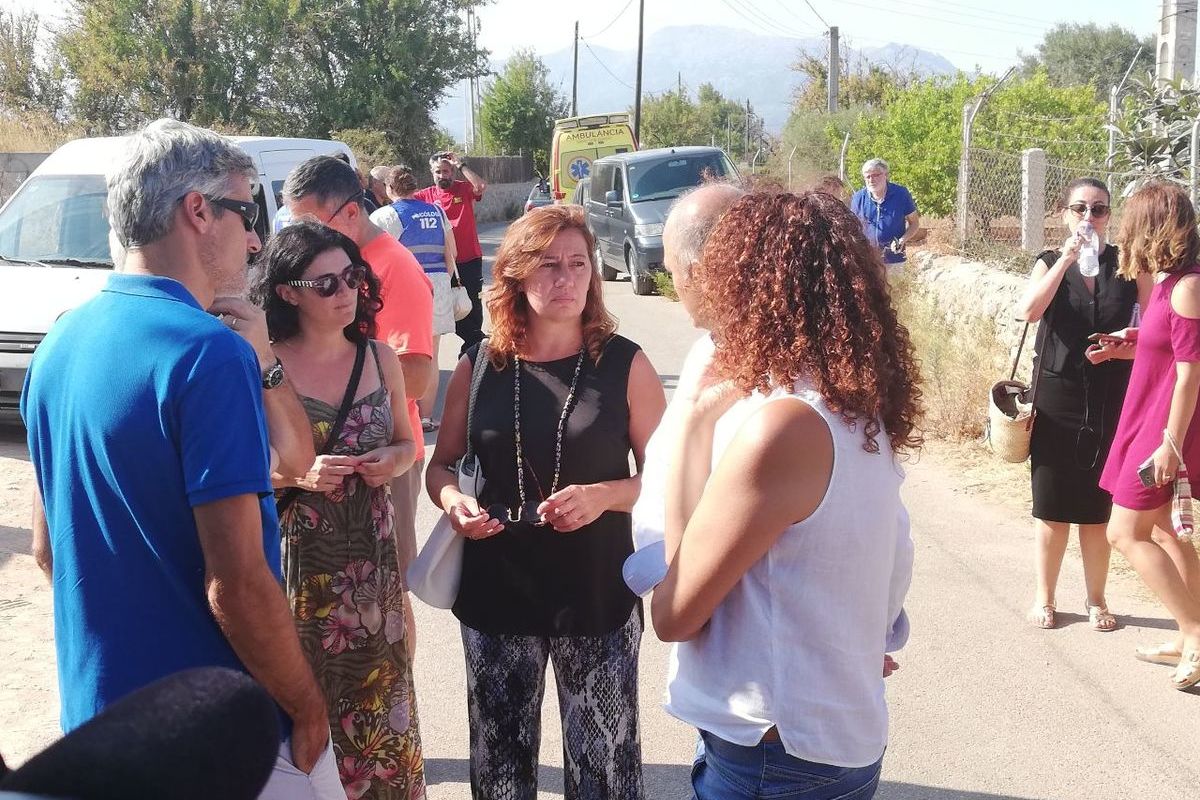 La presidenta Cladera hablando con la presidenta Armengol en el lugar del accidente.