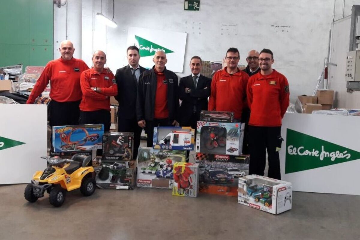 Los Bombers de Mallorca reciben los juguetes.