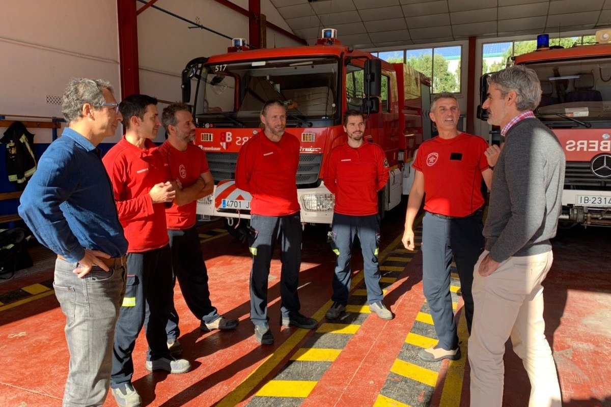 El conseller d’Hisenda i Funció Pública, Josep Lluís Colom, y el director insular d’Emergències, Xisco López, durante la visita al parque de bomberos de Manacor.