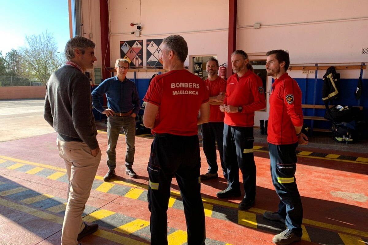 El conseller d’Hisenda i Funció Pública, Josep Lluís Colom, y el director insular d’Emergències, Xisco López, durante la visita al parque de bomberos de Manacor.