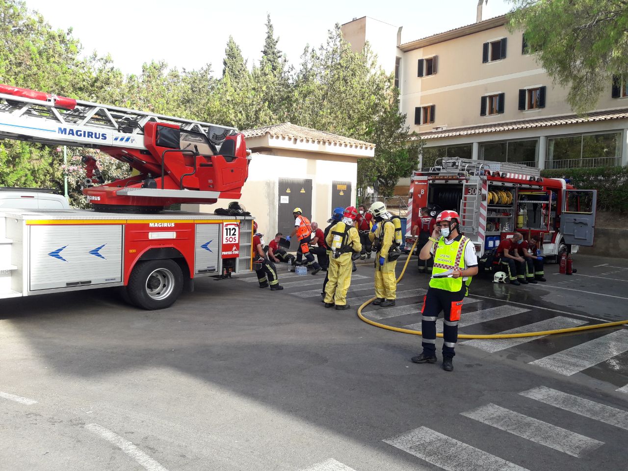 Els Bombers de Mallorca actuant a l'incendi a la residència municipal de Calvià.