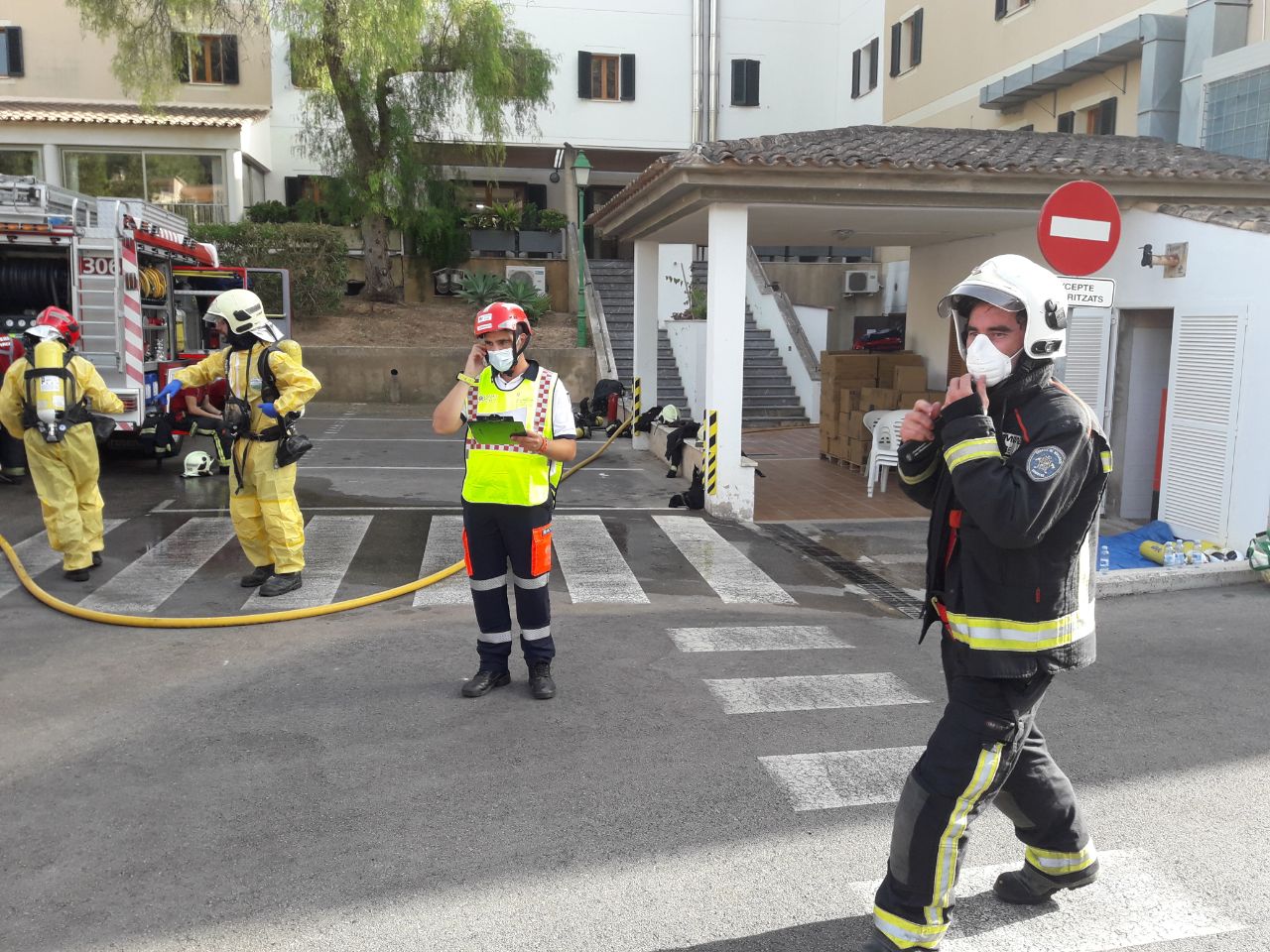 Los Bombers de Mallorca actuando en el incendio en la residencia municipal de Calvià. 