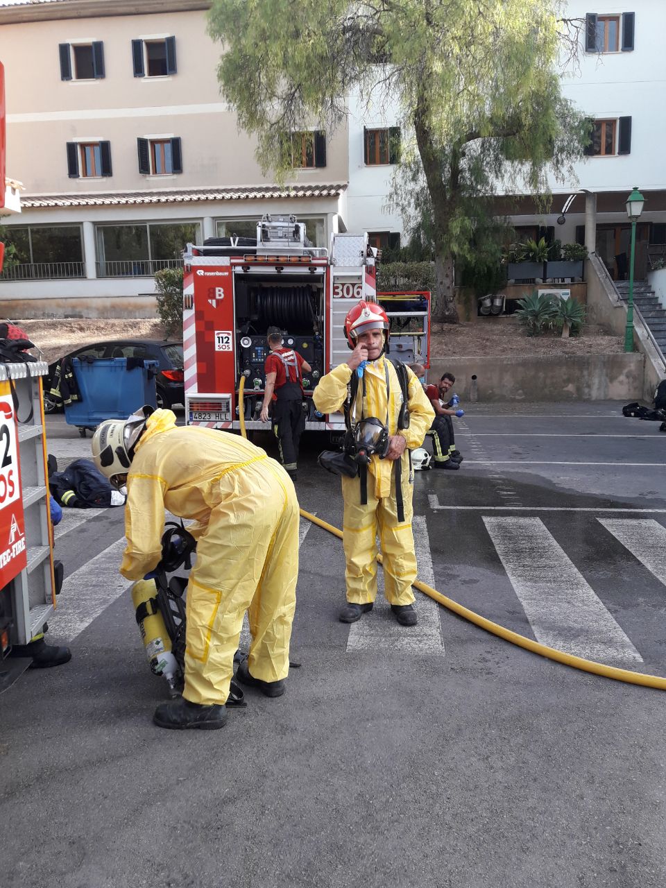 Els Bombers de Mallorca actuant a l'incendi a la residència municipal de Calvià.