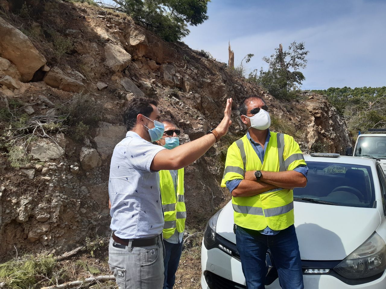 El conseller Iván Sevillano durante la visita a Banyalbufar.