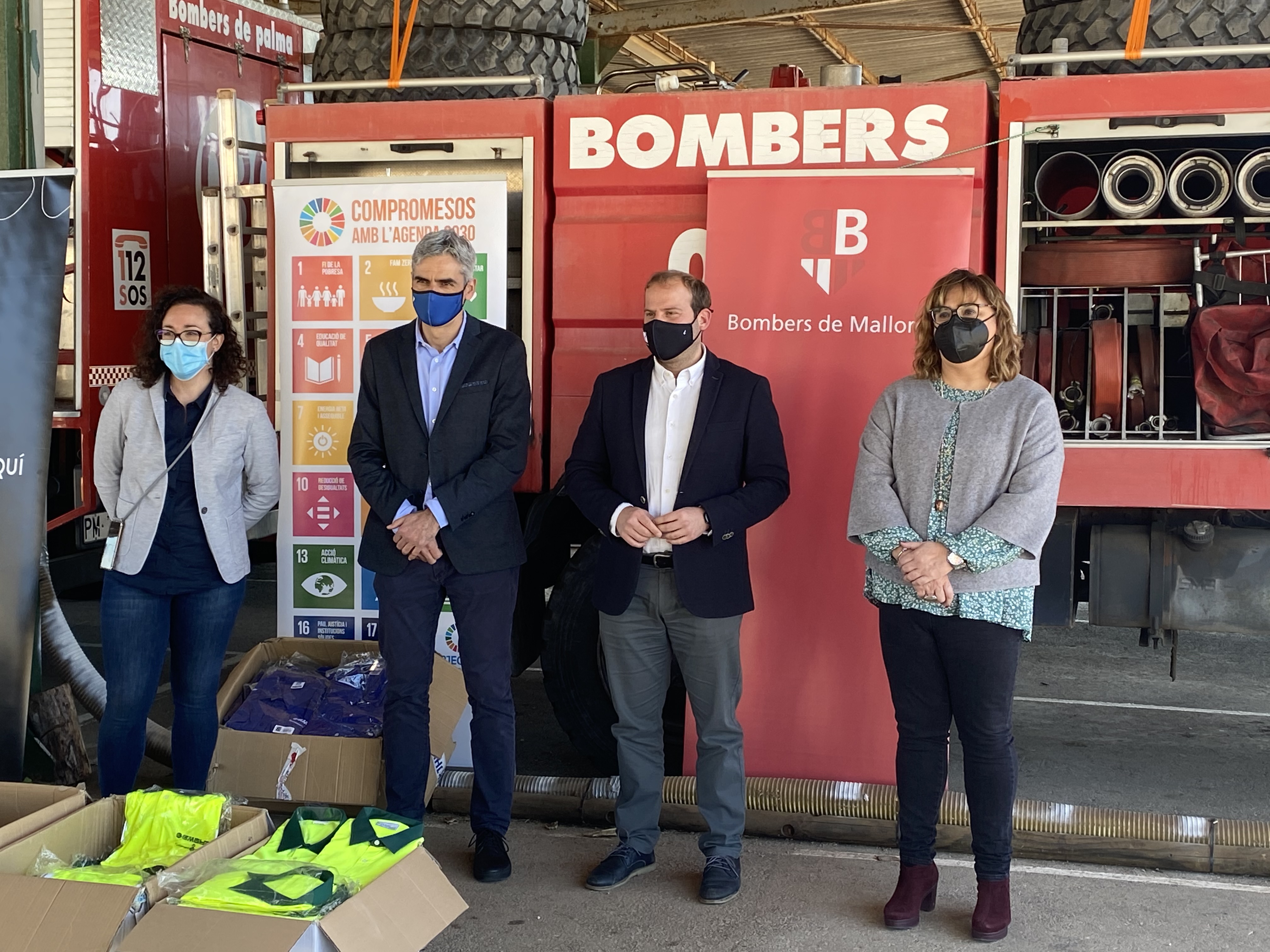 Acto de entrega de los camiones de bomberos.