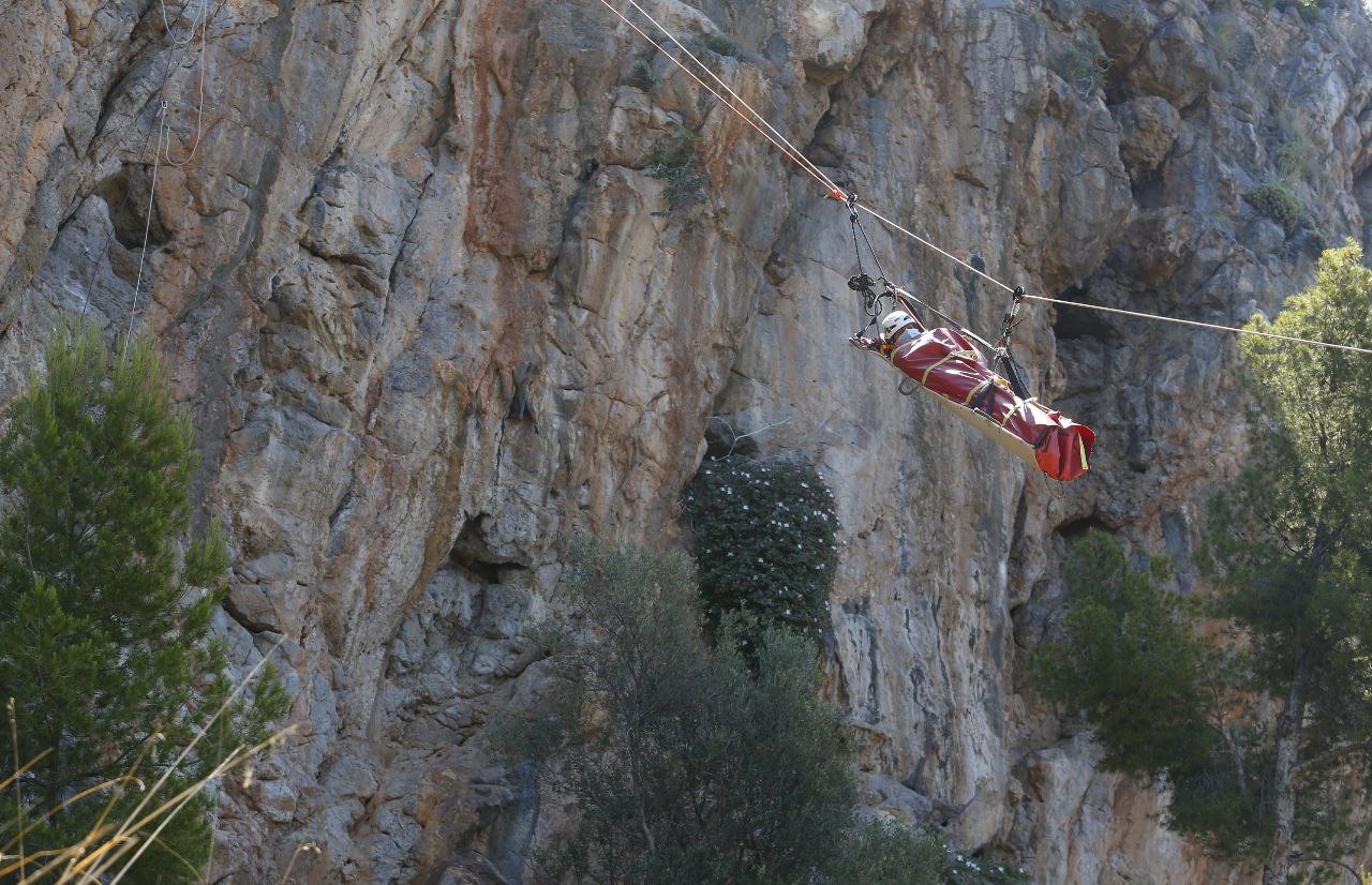 El Grup de Rescat de Muntanya de los Bombers de Mallorca durante un rescate.