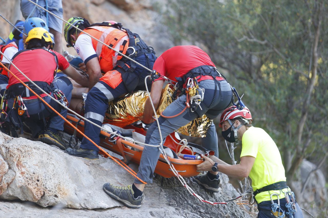 El Grup de Rescat de Muntanya de los Bombers de Mallorca durante un rescate.
