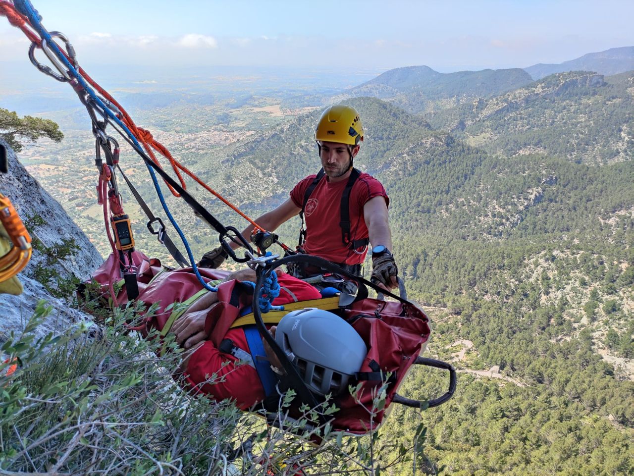 El Grup de Rescat de Muntanya de los Bombers de Mallorca durante un rescate.