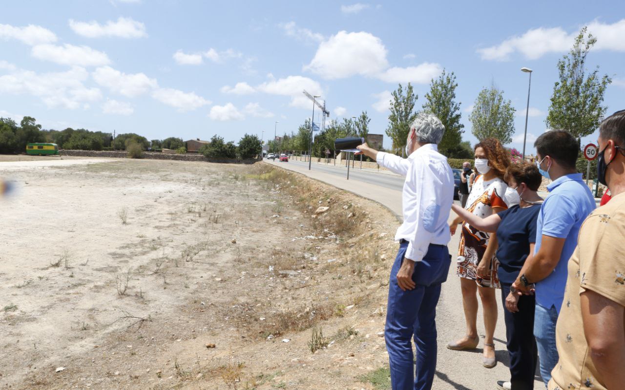 Visita al solar donde se construirá el parque de bomberos.