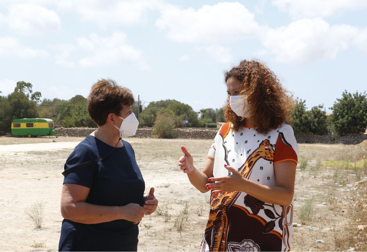 La presidenta Cladera con la alcaldesa Maria Pons.