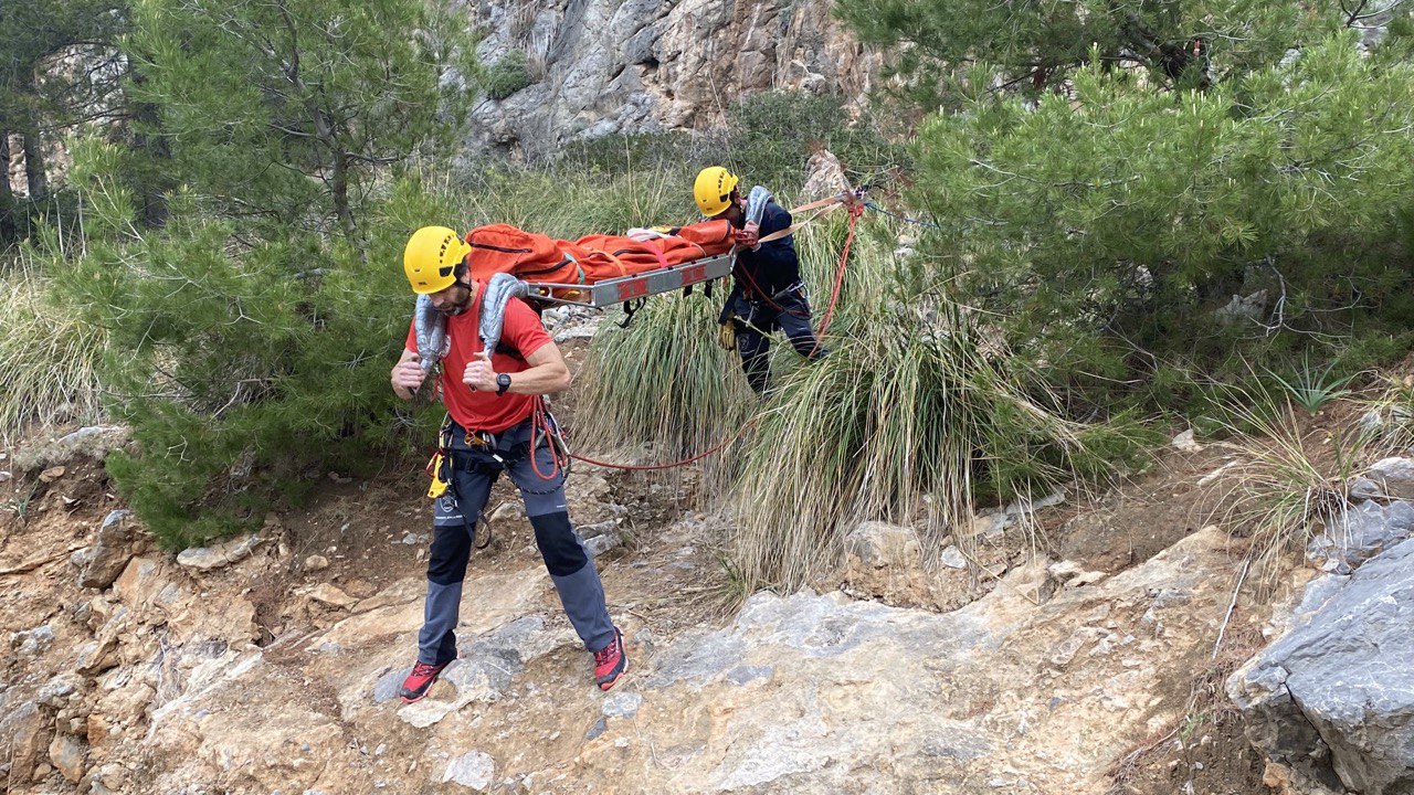 El Grup de Rescat de Muntanya de los Bombers de Mallorca durante un rescate.