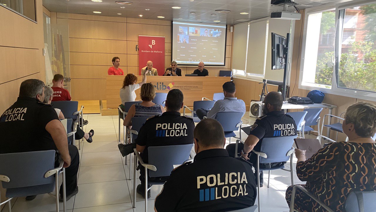 La Direcció Insular d’Emergències es reuneix amb batles, policia local i tècnics municipals.