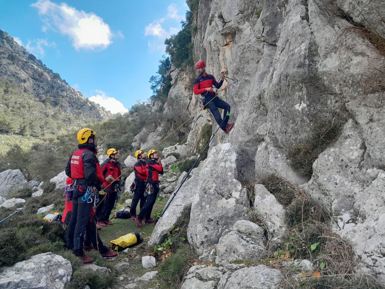 Jornada de formación conjunta del Grup de Rescat de Muntanya de los Bombers de Mallorca en Tossals Verds.