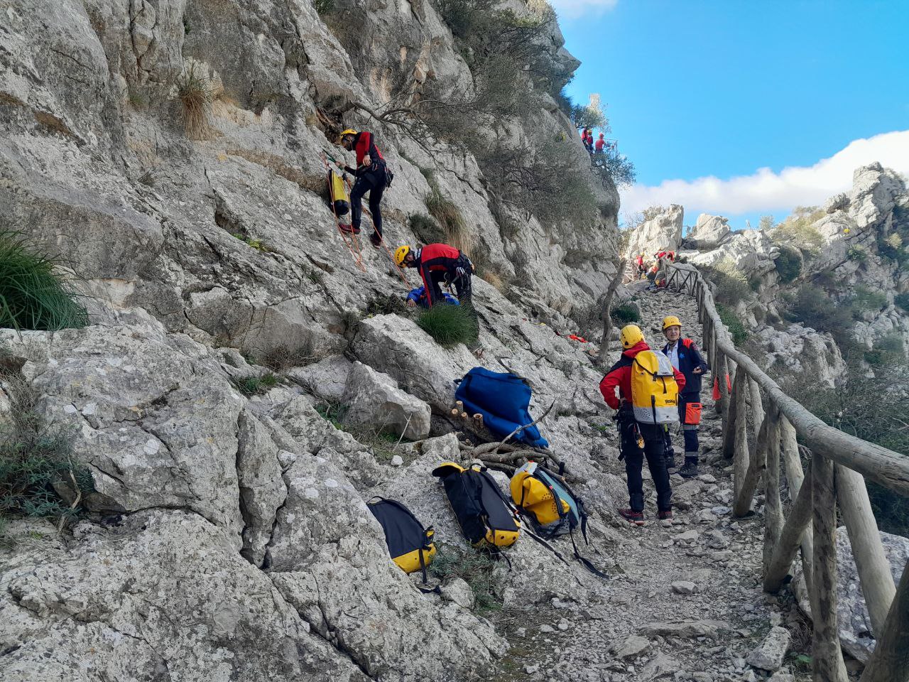 Jornada de formación conjunta del Grup de Rescat de Muntanya de los Bombers de Mallorca en Tossals Verds.