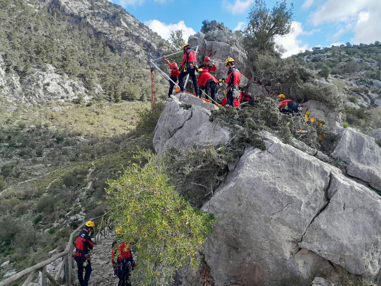 Jornada de formación conjunta del Grup de Rescat de Muntanya de los Bombers de Mallorca en Tossals Verds.