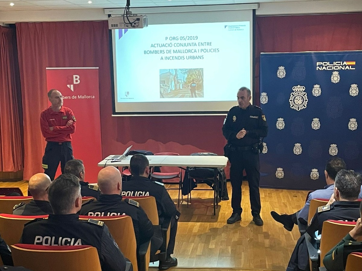 Jornada de formación de la Policía Nacional con los Bombers de Mallorca.