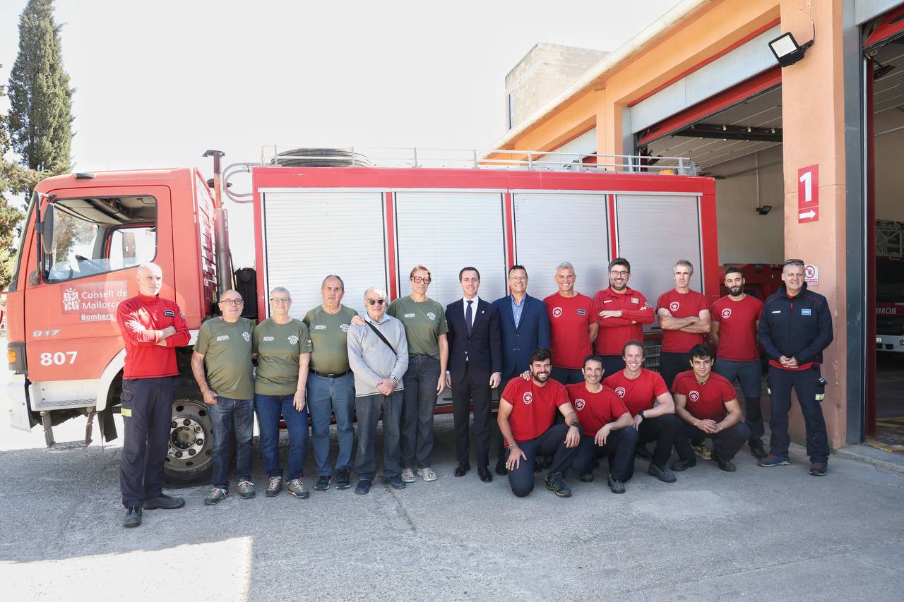 Acte de cessió d'un camió de bombers a l'ONG Inca-Mallorca Solidària.