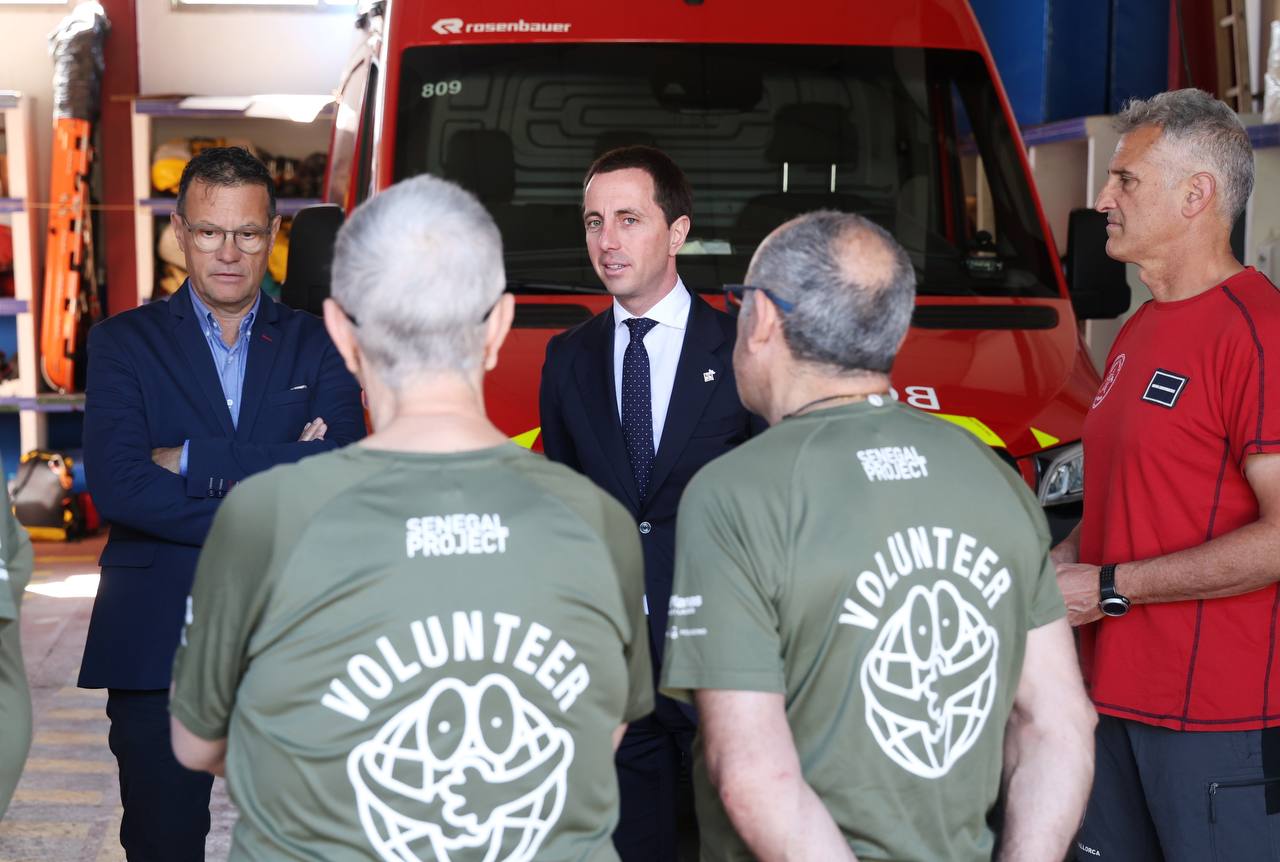 Acte de cessió d'un camió de bombers a l'ONG Inca-Mallorca Solidària.