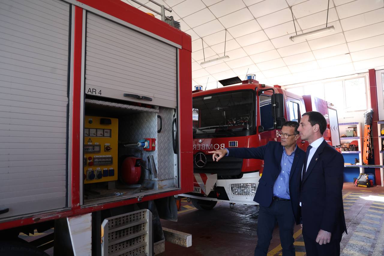 Acto de cesión de un camión de bomberos a la ONG Inca-Mallorca Solidària.