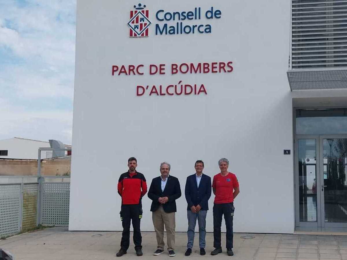 El consejero de Hacienda y Función Pública, Rafel Bosch, y el director insular de Emergencias, Joan Fornàs, en el parque de bomberos de Alcúdia.