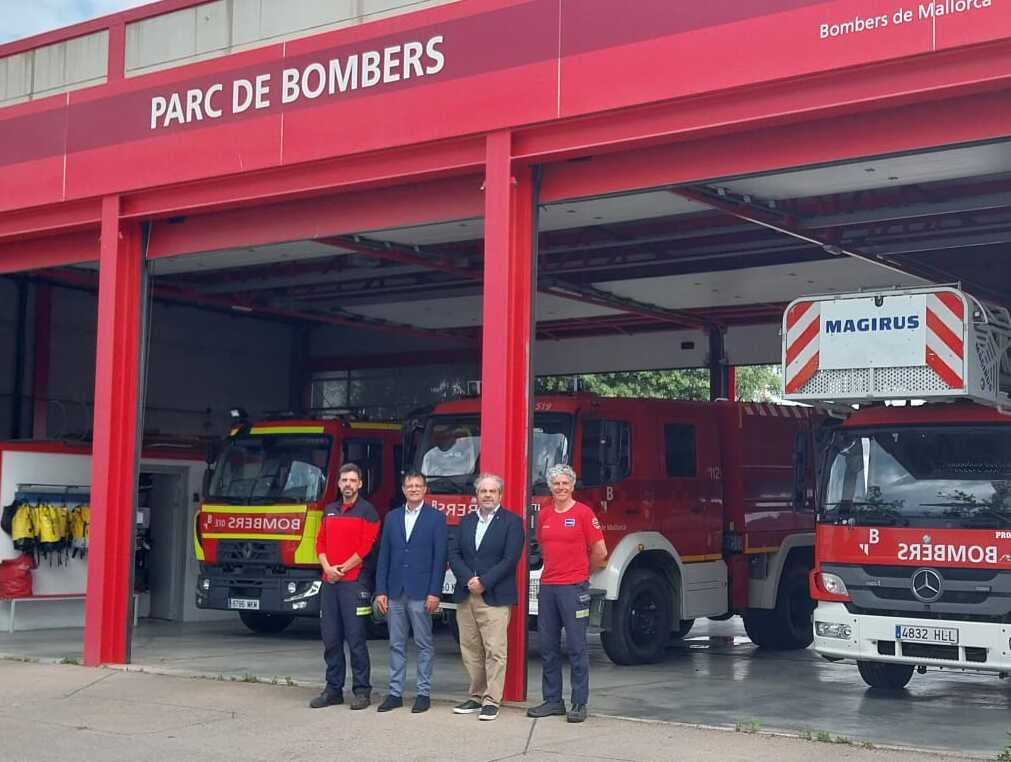 El consejero de Hacienda y Función Pública, Rafel Bosch, y el director insular de Emergencias, Joan Fornàs, en el parque de bomberos de Alcúdia.