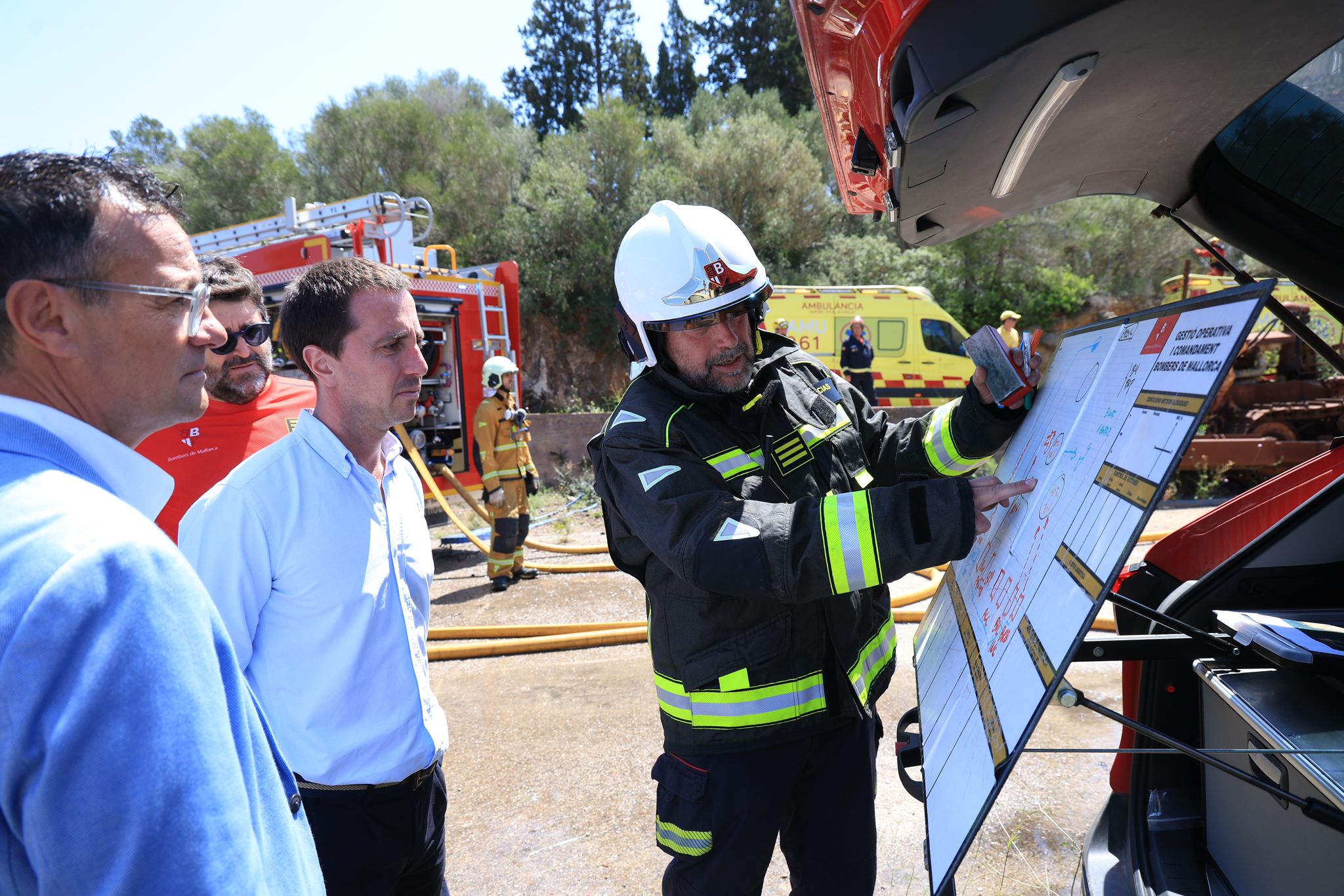 El presidente del Consell de Mallorca, Llorenç Galmés, en el simulacro de los cuerpos de emergencia en el Port d'Alcúdia.