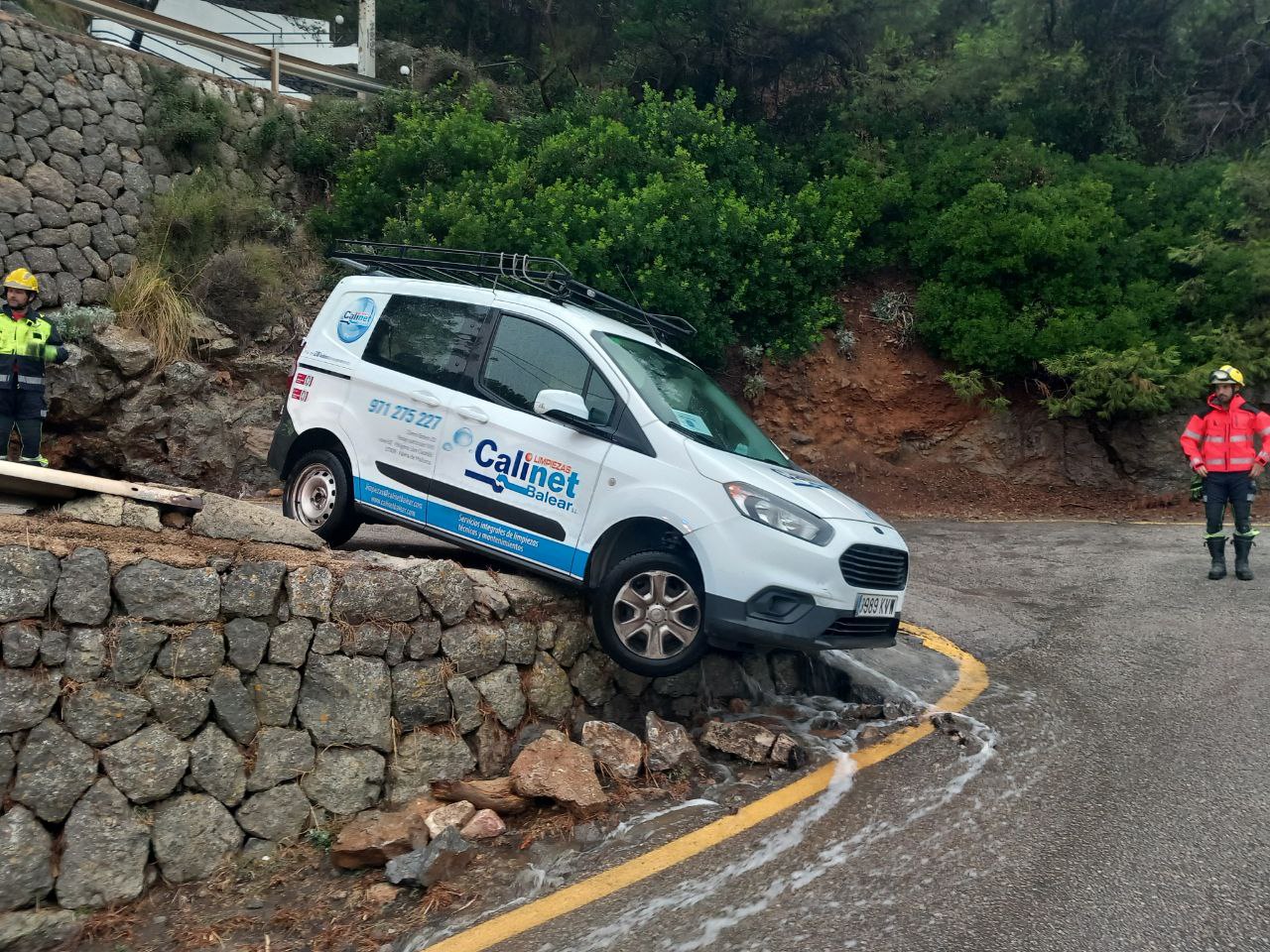 Un vehicle ha necessitat l'ajuda dels Bombers de Mallorca per a tornar a la calçada.