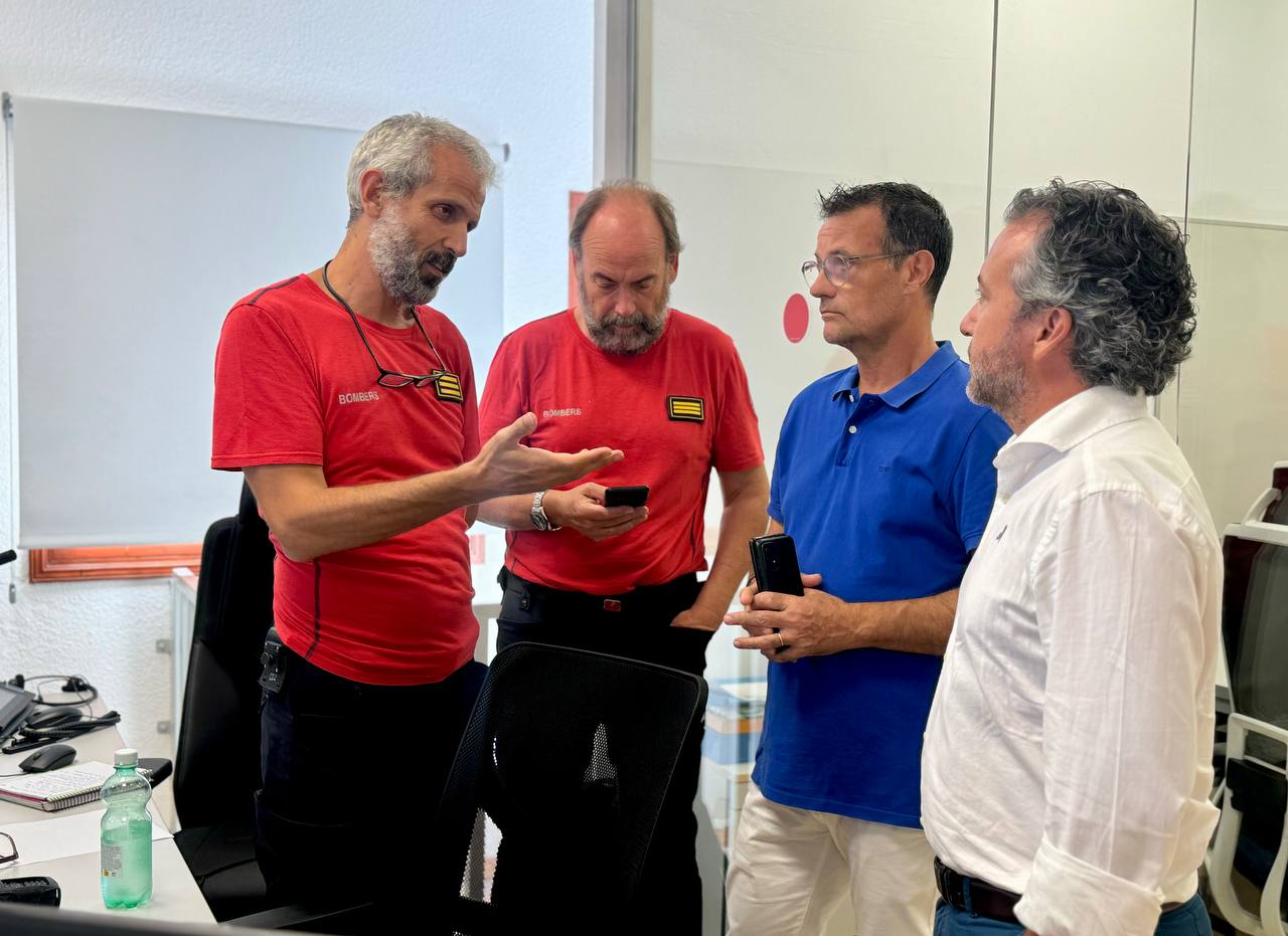 El consejero de Territorio, Movilidad e Infraestructuras, Fernando Rubio, y el director insular de Emergencias, Joan Fornàs, en la sala central de Bomberos y centro de coordinación de tráfico de Carreterea.