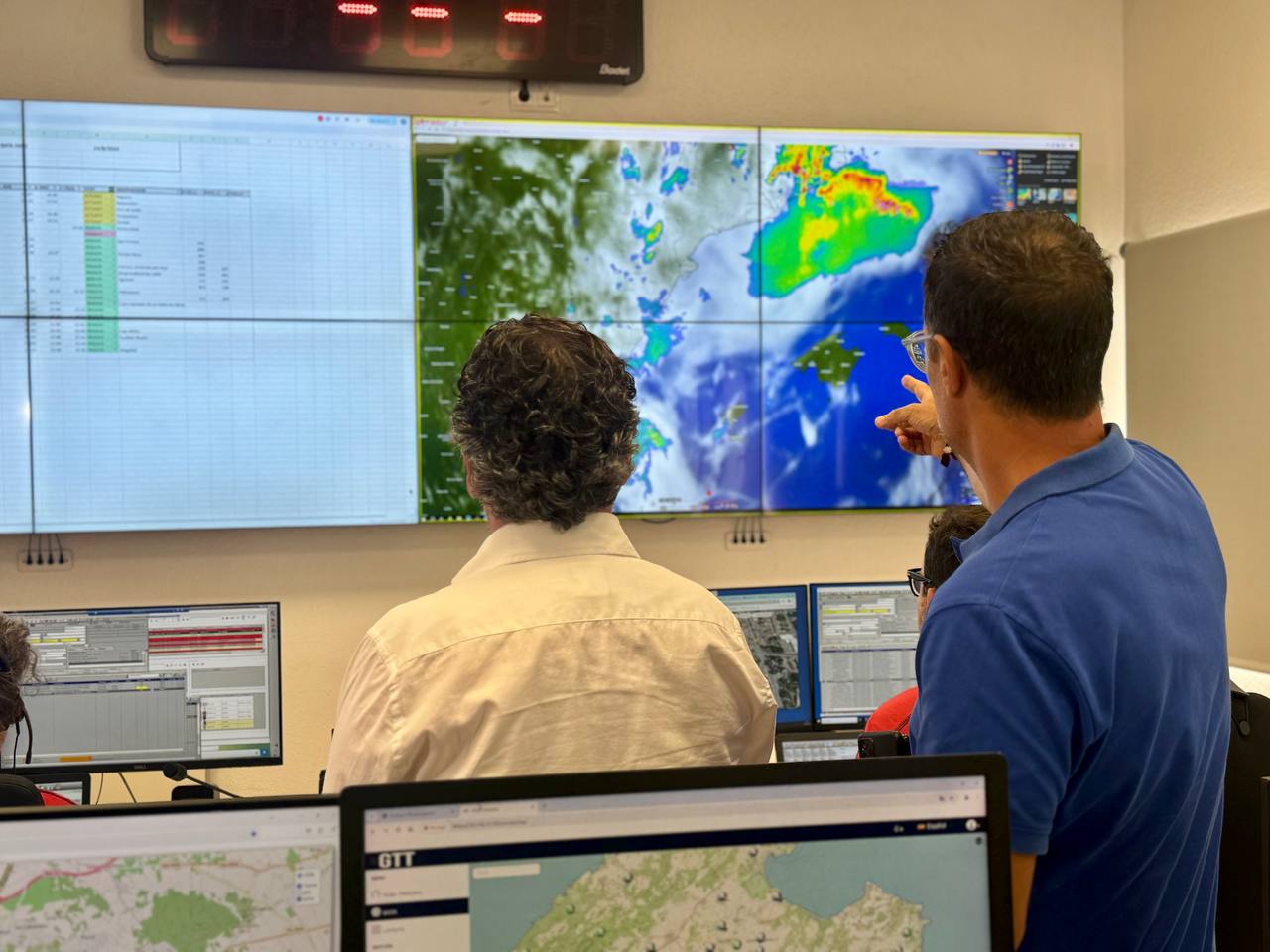 El conseller de Territori, Mobilitat i Infraestructures, Fernando Rubio, i el director insular d’Emergències, Joan Fornàs, a la sala central de Bombers i centre de coordinació de trànsit de Carreteres.