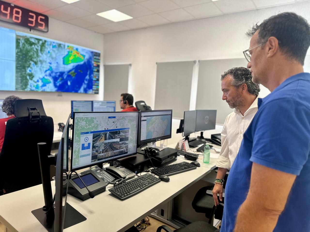 El consejero de Territorio, Movilidad e Infraestructuras, Fernando Rubio, y el director insular de Emergencias, Joan Fornàs, en la sala central de Bomberos y centro de coordinación de tráfico de Carreterea.