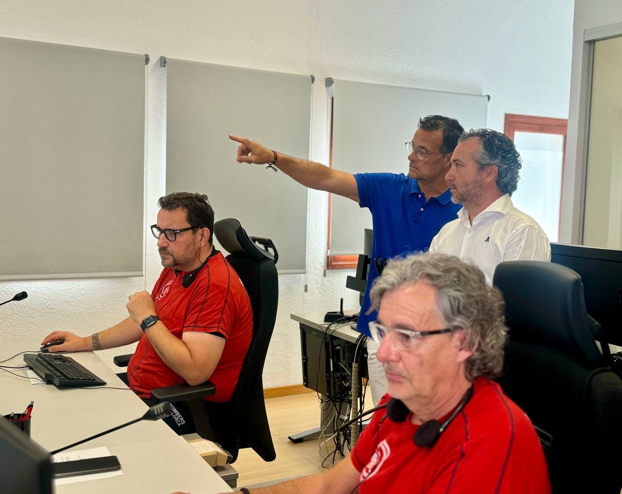 El consejero de Territorio, Movilidad e Infraestructuras, Fernando Rubio, y el director insular de Emergencias, Joan Fornàs, en la sala central de Bomberos y centro de coordinación de tráfico de Carreterea.