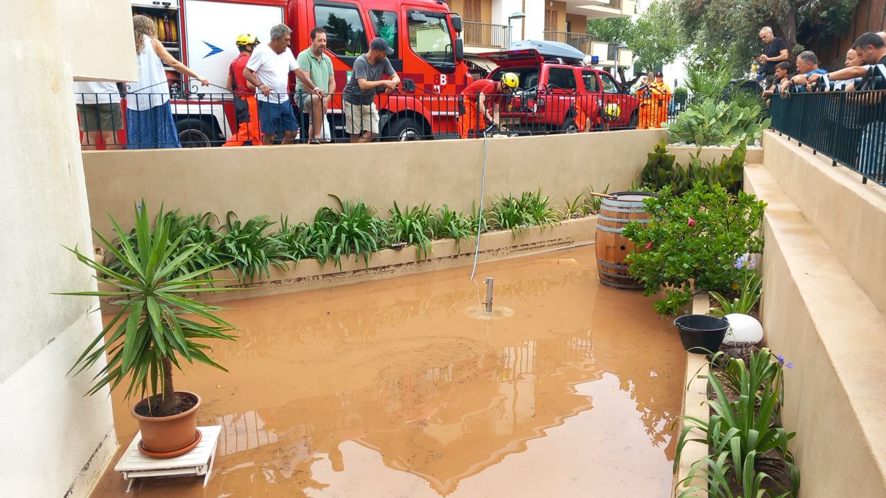 Los Bombers de Mallorca achican agua en un domicilio.