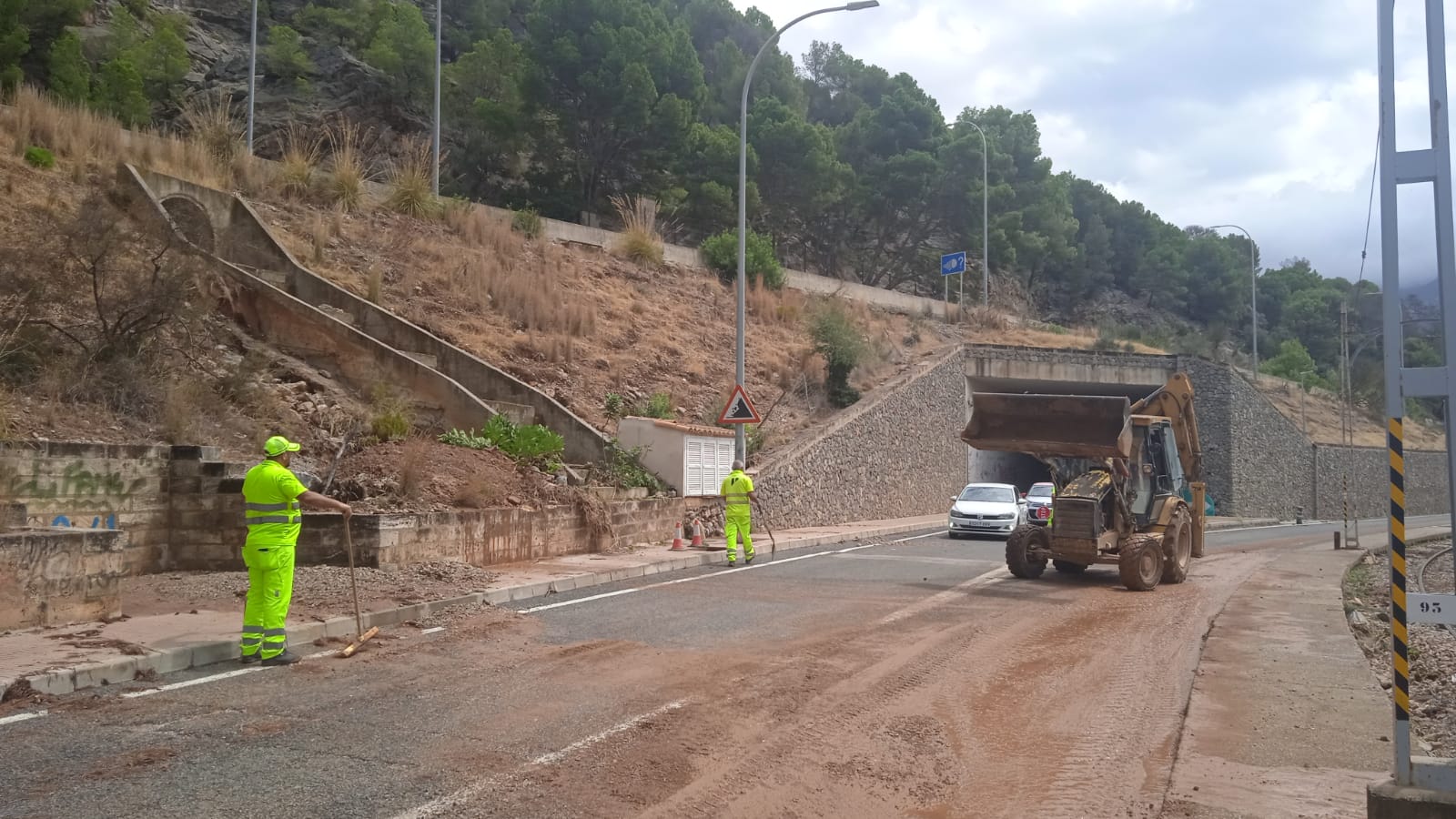 Els operaris de les brigades de Carreteres netegen la carretera al Port de Sóller.