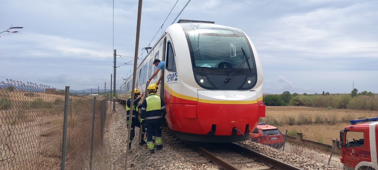 El tren de la línea Palma-Manacor parado a la altura de Petra.