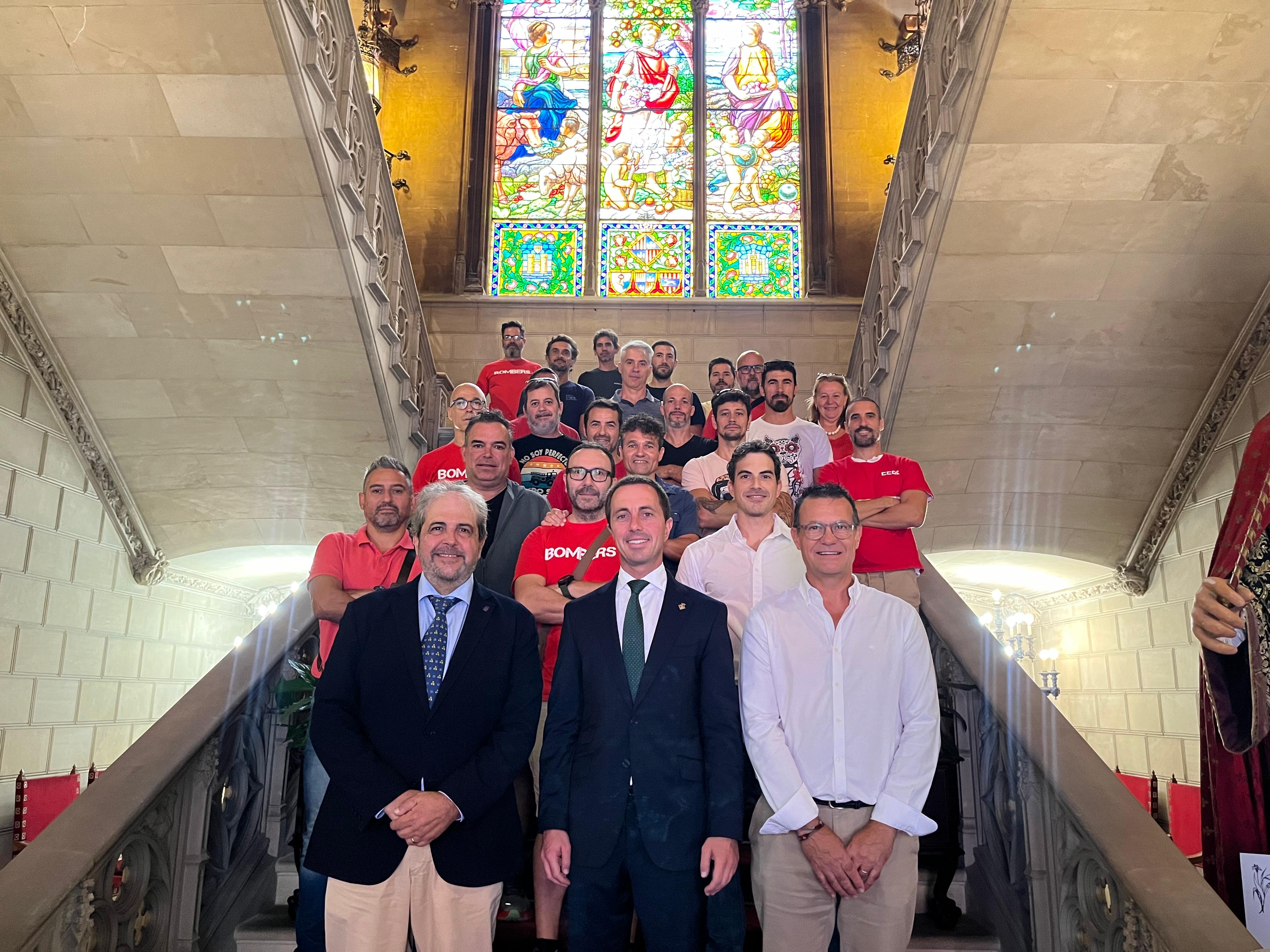 El president del Consell de Mallorca, Llorenç Galmés, i el conseller d'Hisenda i Funció Pública, Rafel Bosch, amb els representants dels Bombers de Mallorca.