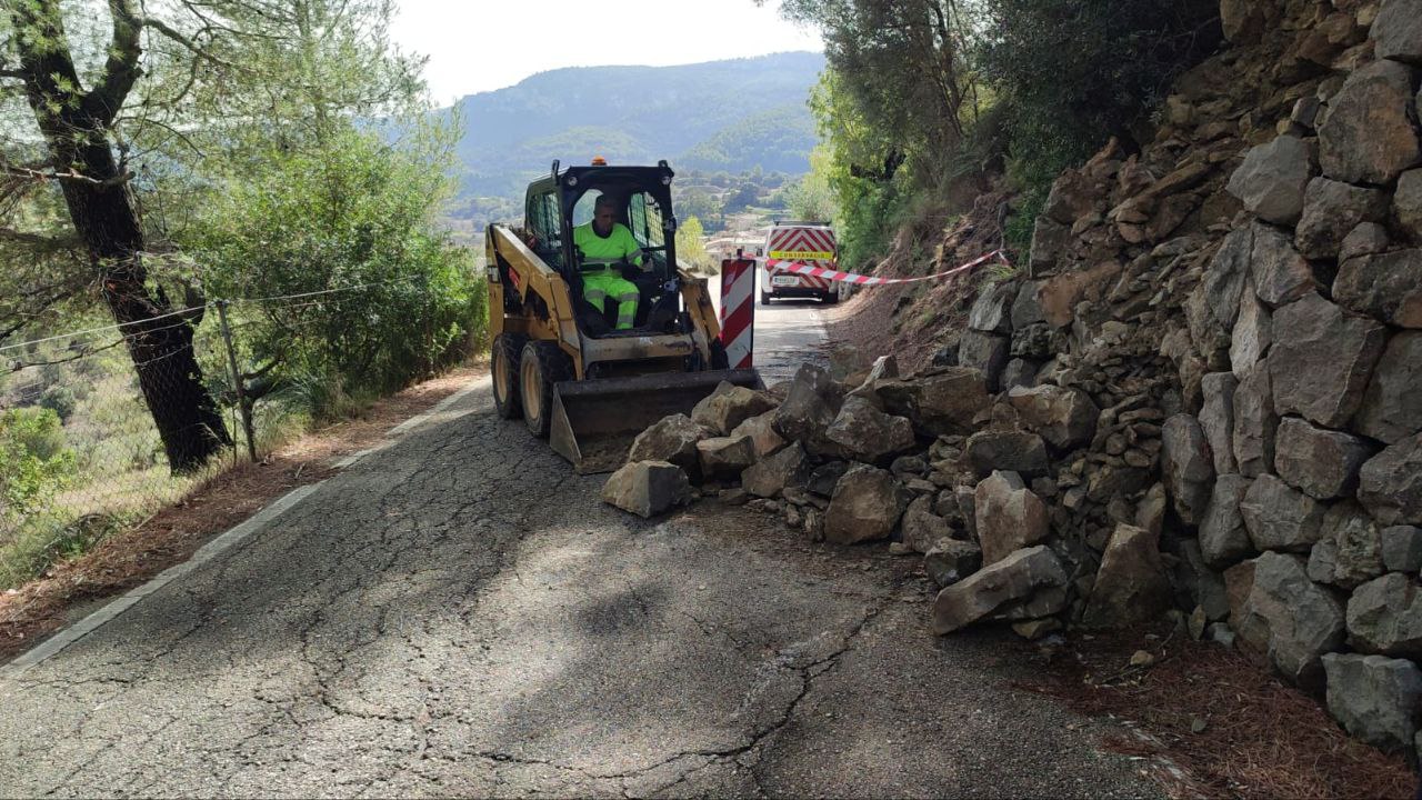 Les brigades de carreteres actuant a una carretera de Mallorca.