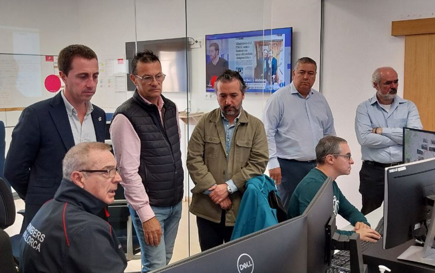 El president del Consell de Mallorca, Llorenç Galmés, a la sala central de bombers i centre de coordinació de trànsit de carreteres.