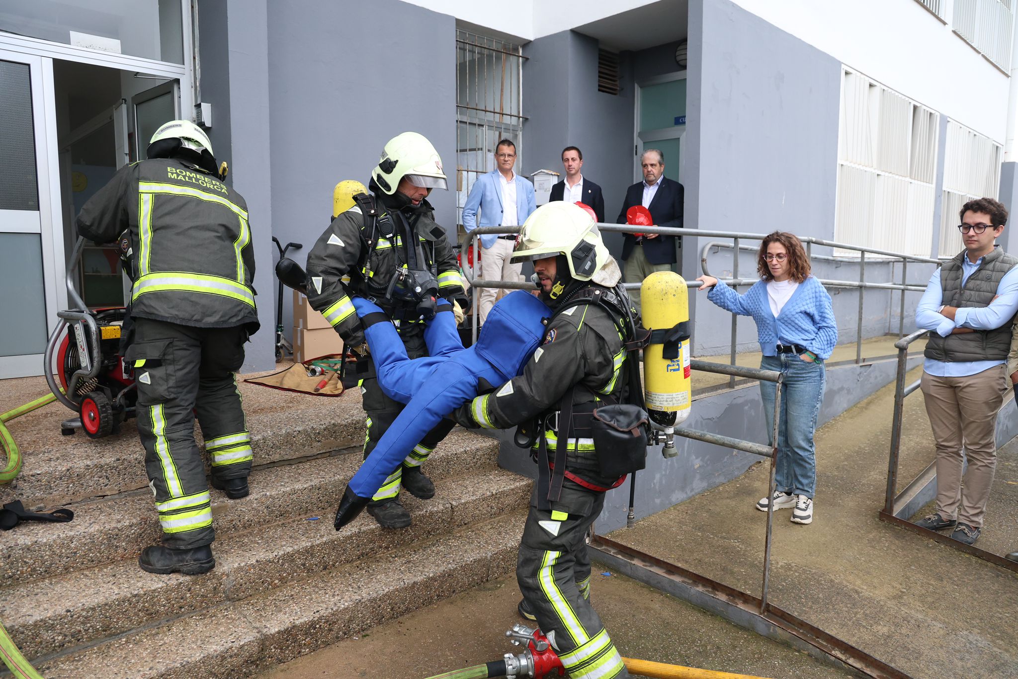 Simulacre d'incendi dels Bombers de Mallorca al CEIP Ponent d'Inca.