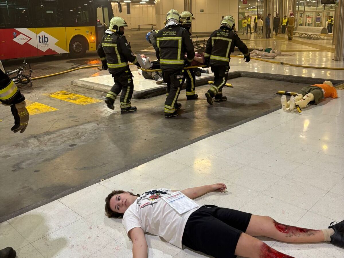 Los Bomberos de Mallorca participan en un simulacro en la Estación Intermodal de Palma.