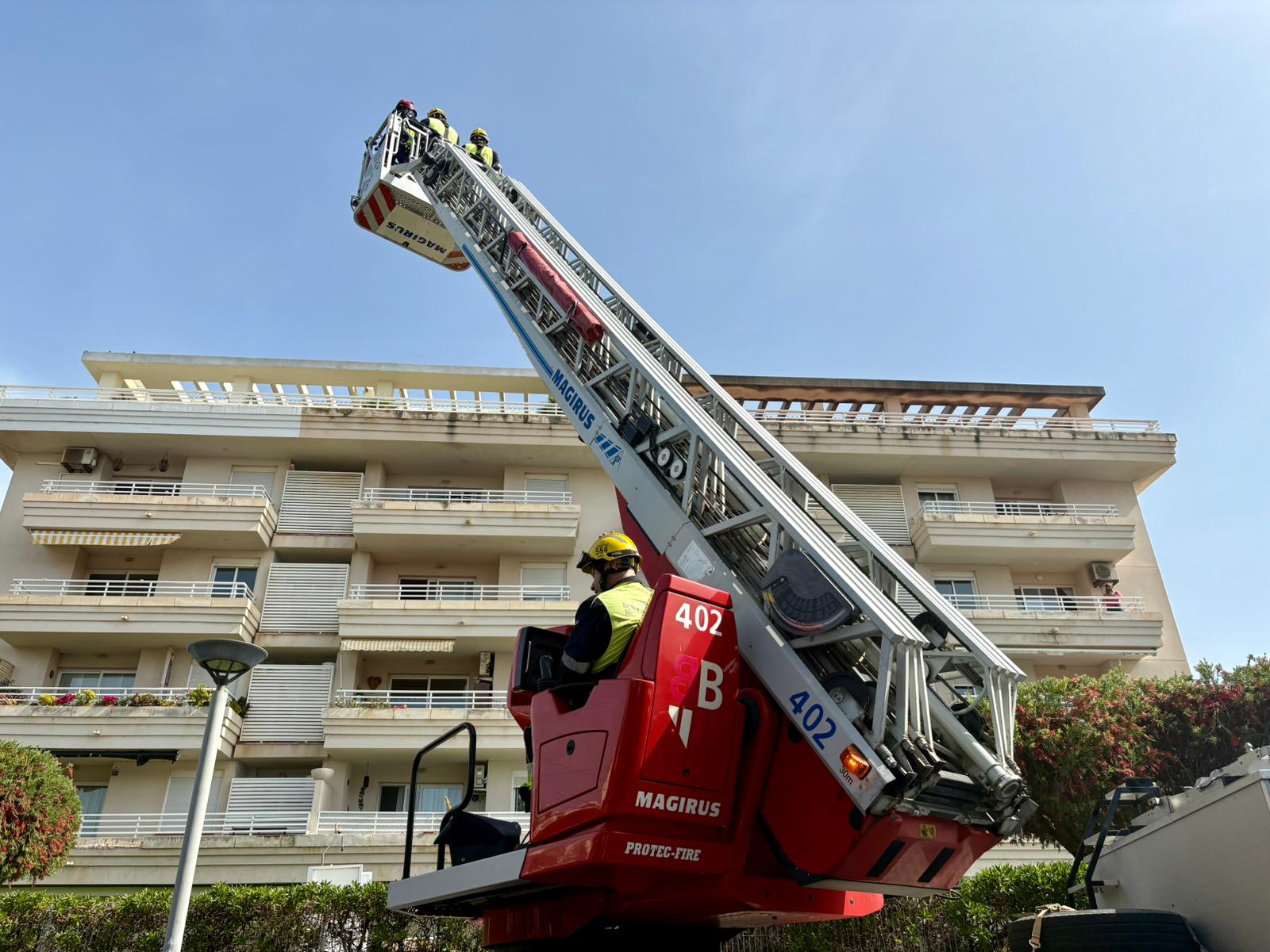 Formació especialitzada dels Bombers de Mallorca en el maneig d'autoescales al Parc d'Alcúdia.