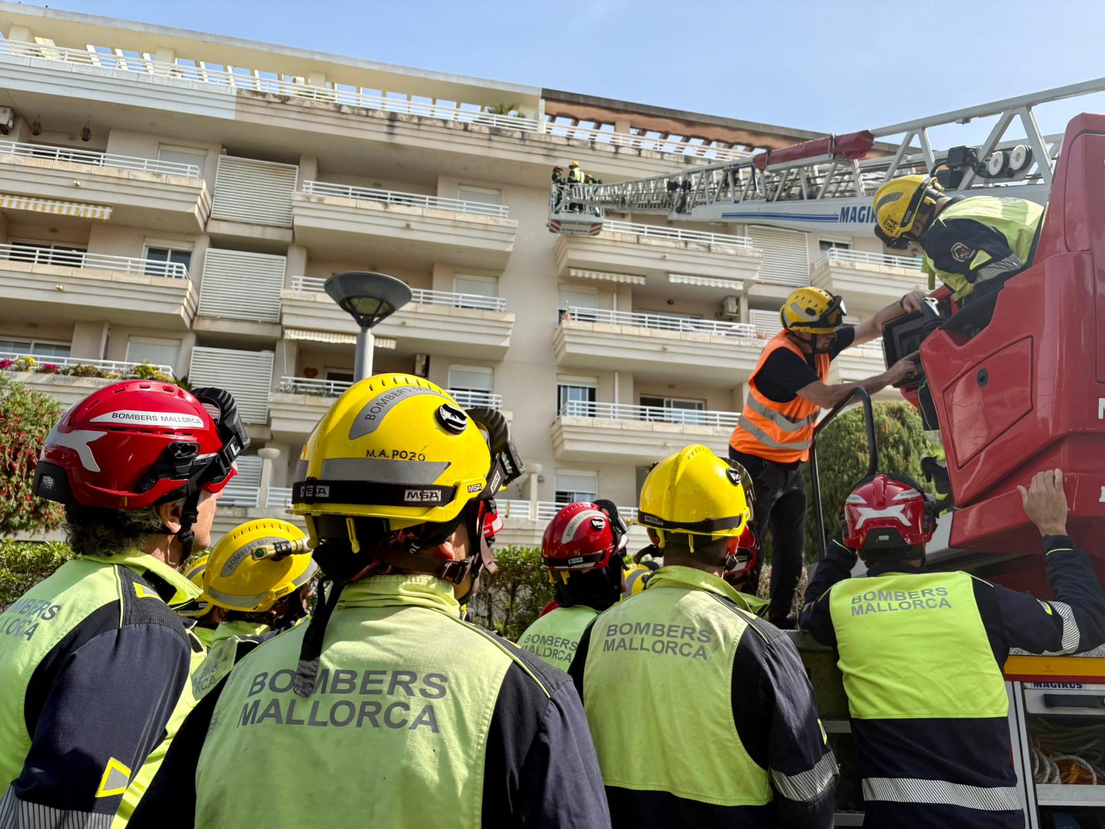 Formació especialitzada dels Bombers de Mallorca en el maneig d'autoescales al Parc d'Alcúdia.