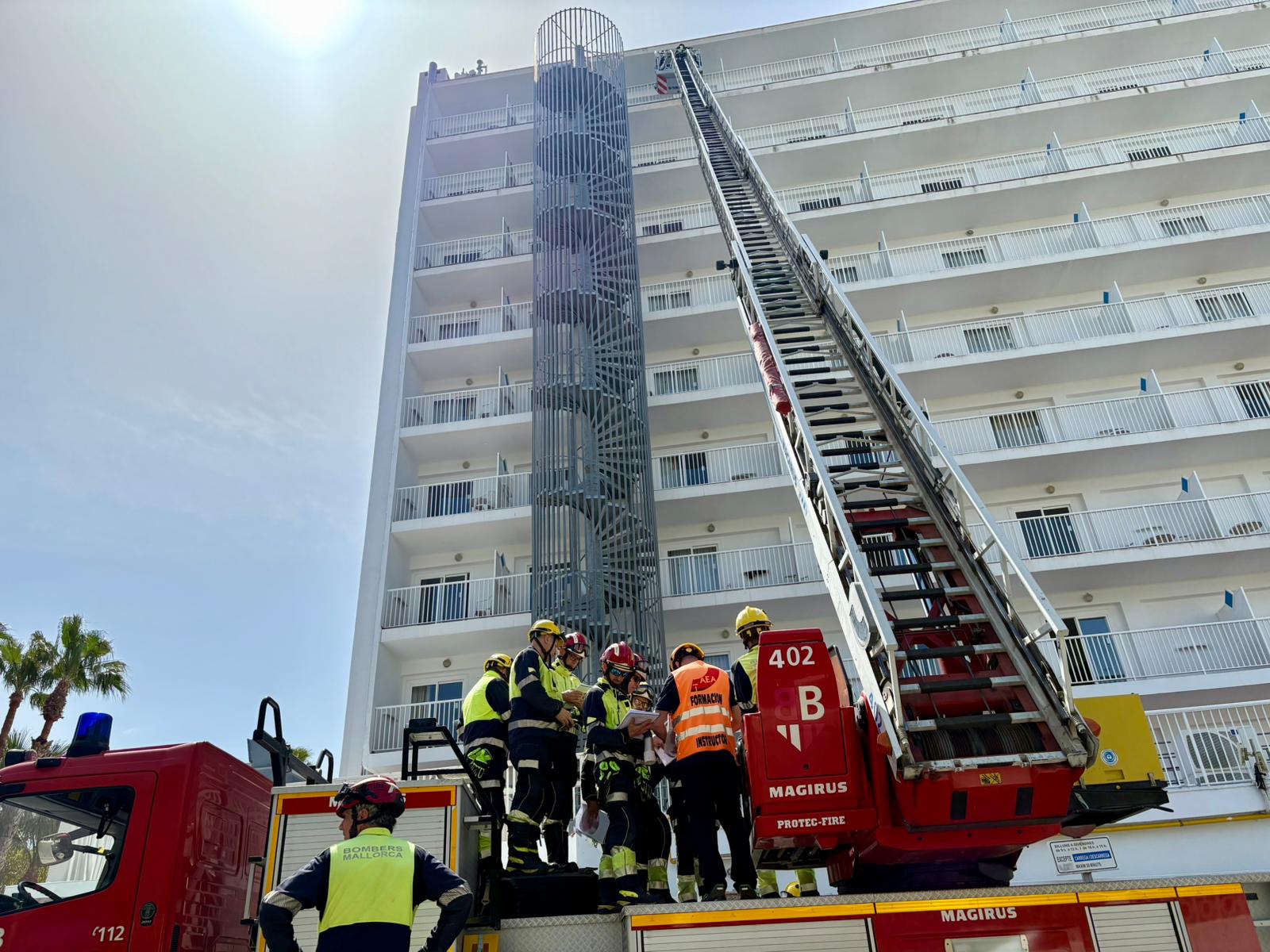 Formació especialitzada dels Bombers de Mallorca en el maneig d'autoescales al Parc d'Alcúdia.