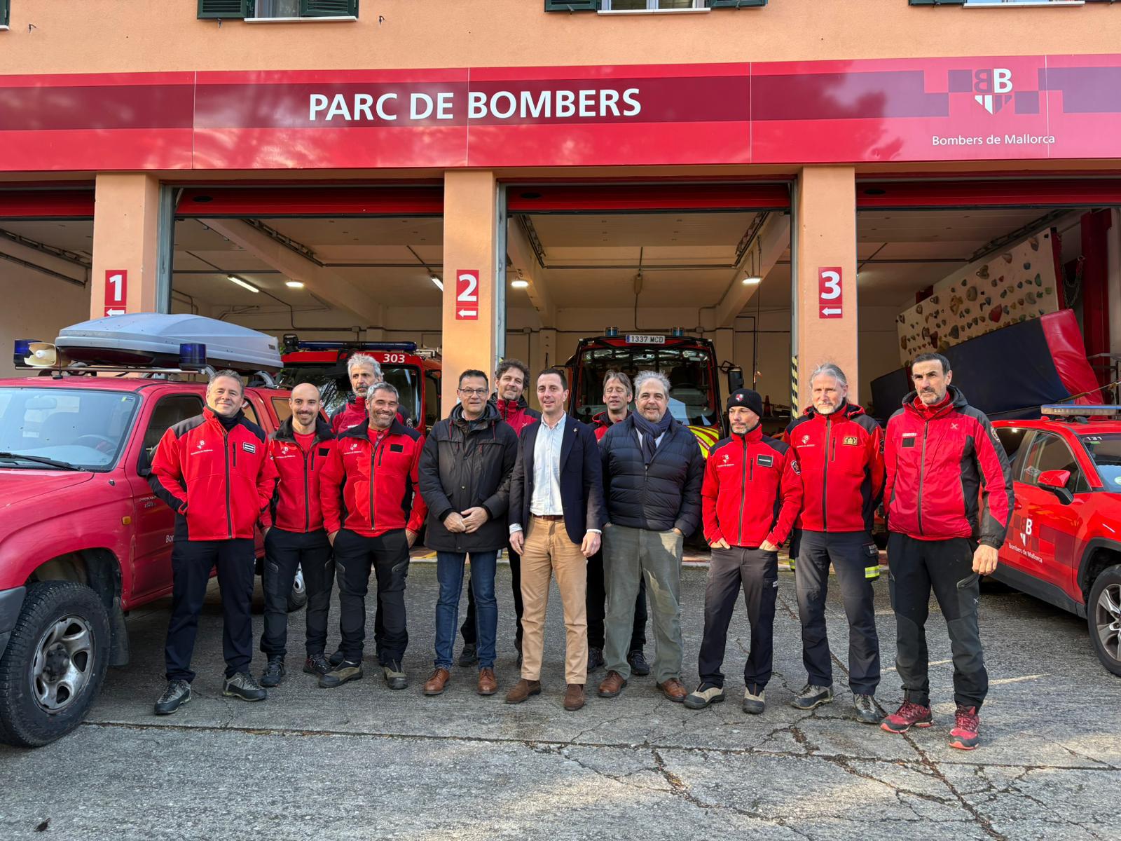 El presidente del Consell de Mallorca, Llorenç Galmés, con un grupo de Bomberos de Mallorca.