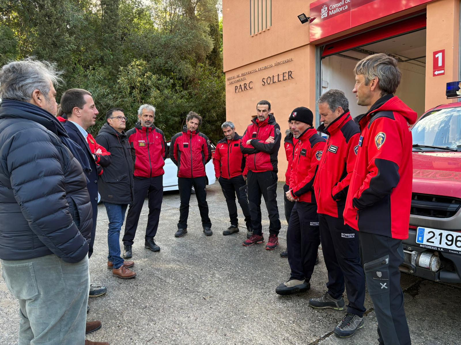 El presidente del Consell de Mallorca, Llorenç Galmés, con un grupo de Bomberos de Mallorca.