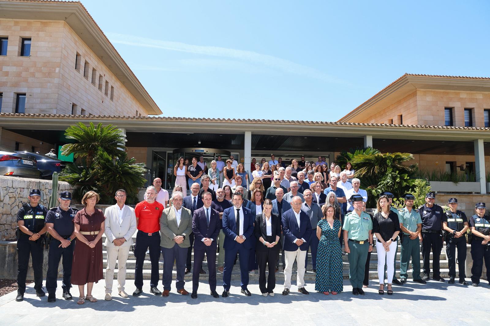 El president del Consell de Mallorca, Llorenç Galmés, assisteix al minut de silenci celebrat a l’Ajuntament de Calvià en record de les víctimes a l’incendi de Magaluf.