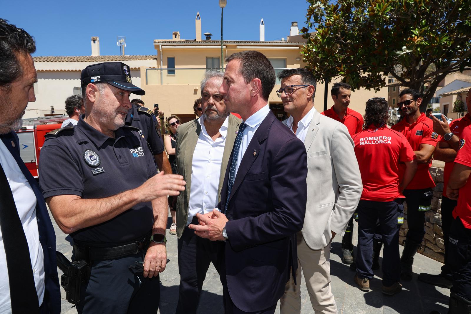 El president del Consell de Mallorca, Llorenç Galmés, assisteix al minut de silenci celebrat a l’Ajuntament de Calvià en record de les víctimes a l’incendi de Magaluf.