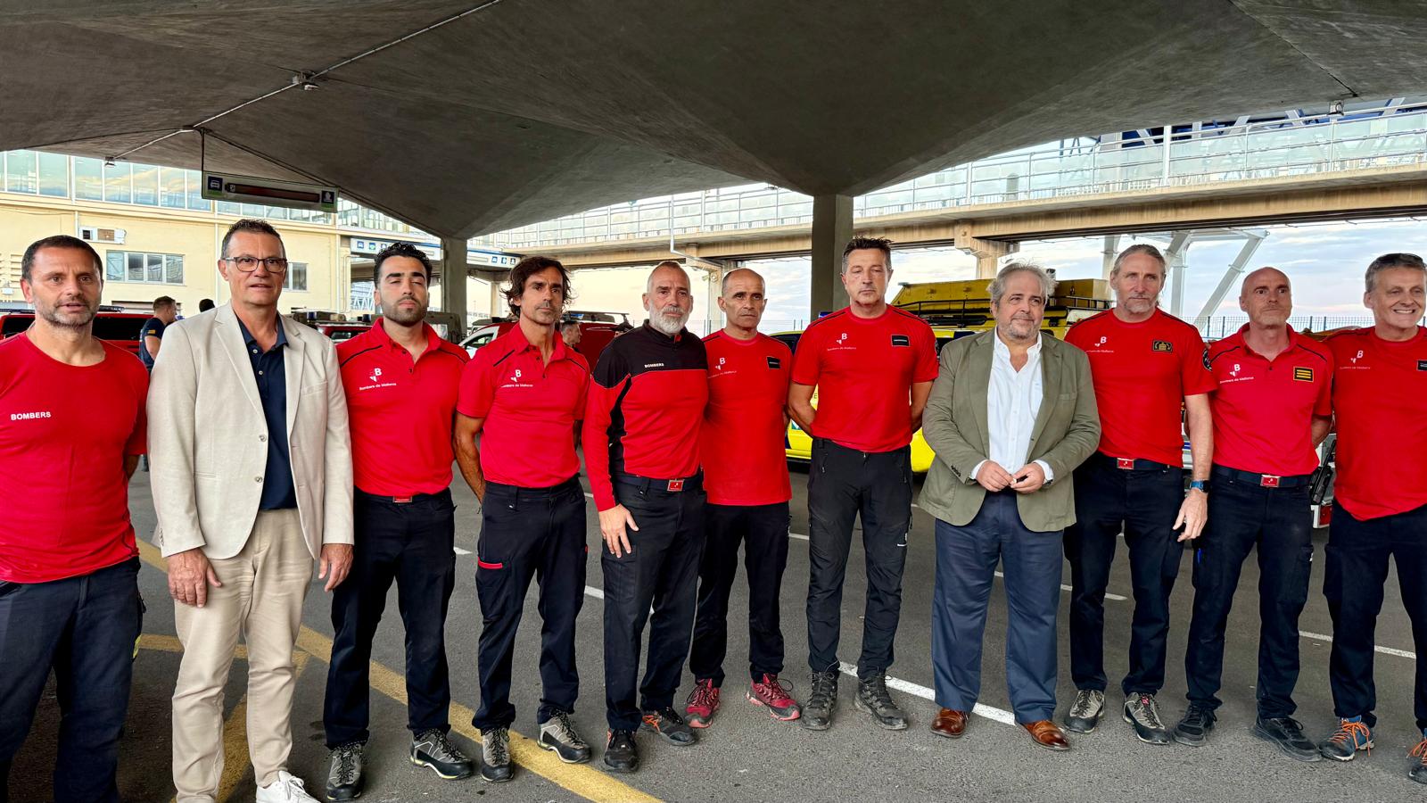 El dispositiu dels Bombers de Mallorca abans de partir cap a Eivissa.