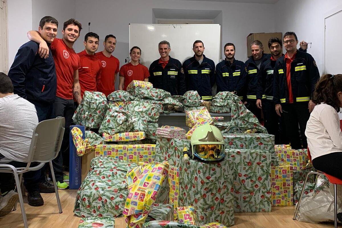 Entrega de regals per part dels Bombers de Mallorca a infants tutelats per l’IMAS.