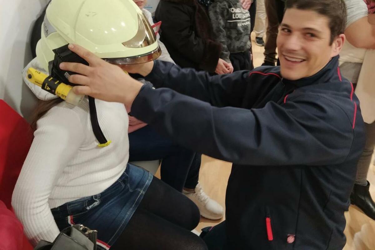 Entrega de regalos por parte de los Bombers de Mallorca a menores tutelados por el IMAS.