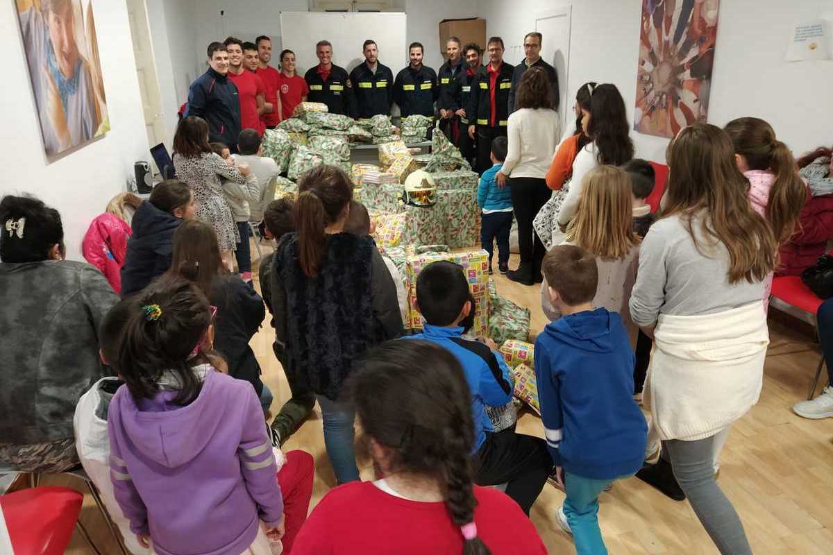 Entrega de regalos por parte de los Bombers de Mallorca a menores tutelados por el IMAS.